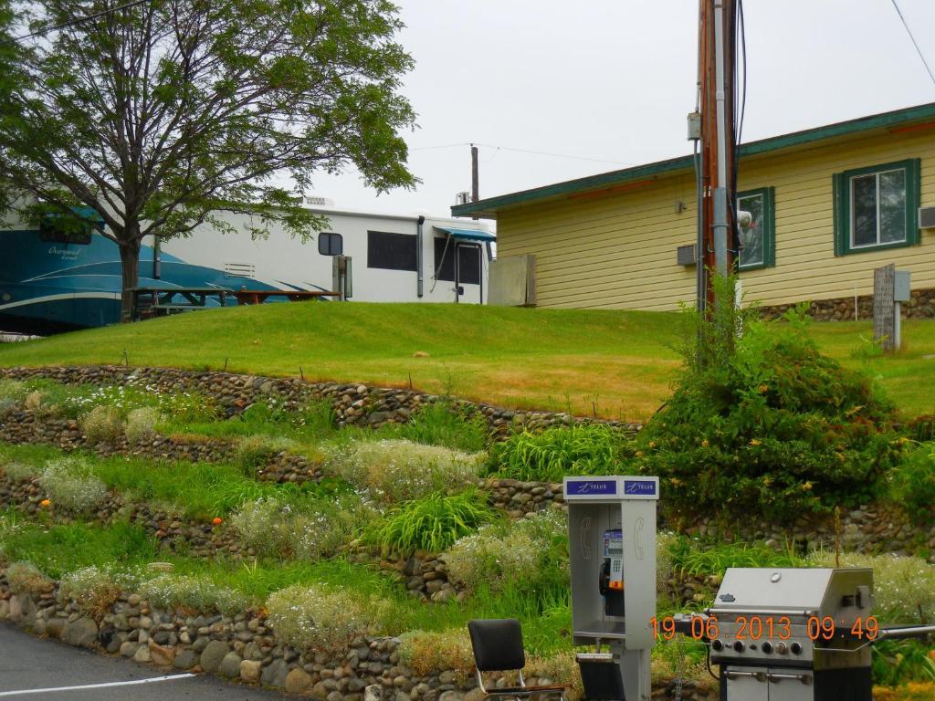 Pleasant View Motel Summerland Exterior photo