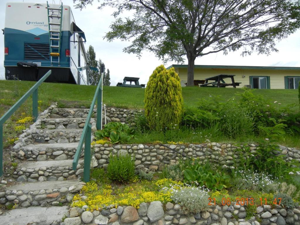 Pleasant View Motel Summerland Exterior photo